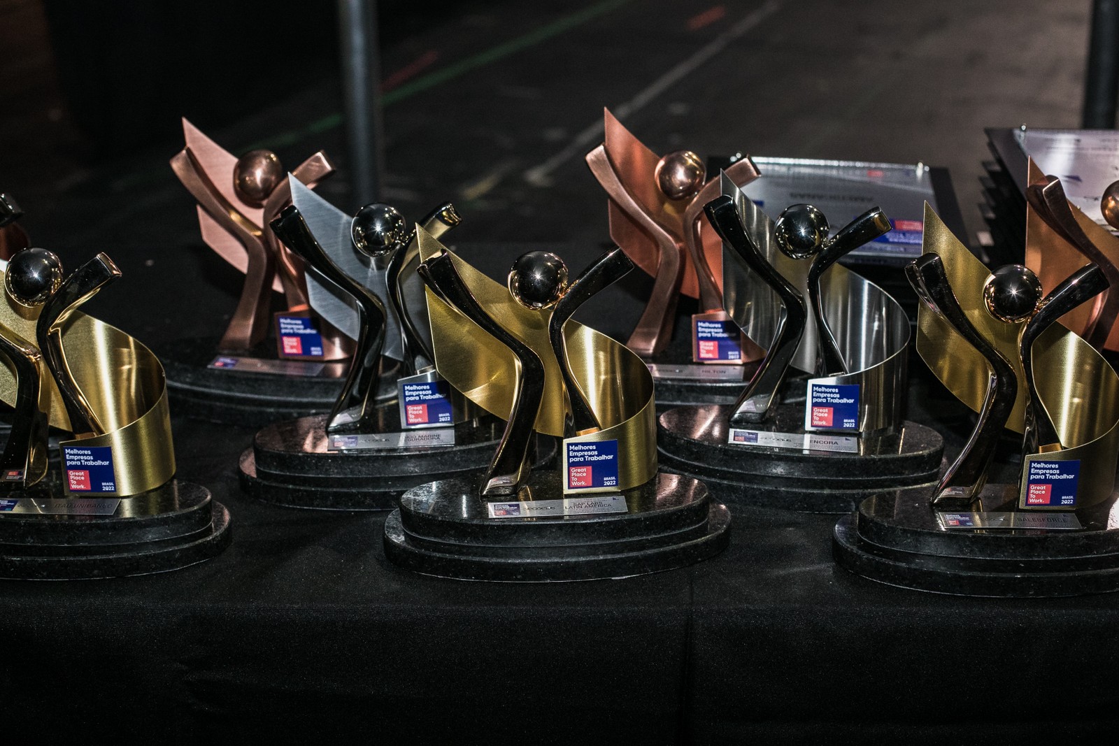 Os troféus do GPTW: as empresas campeãs foram divididas em quatro categorias, de acordo com a dimensão de seus quadro de colaboradores  (Keiny Andrade/Época NEGÓCIOS) 