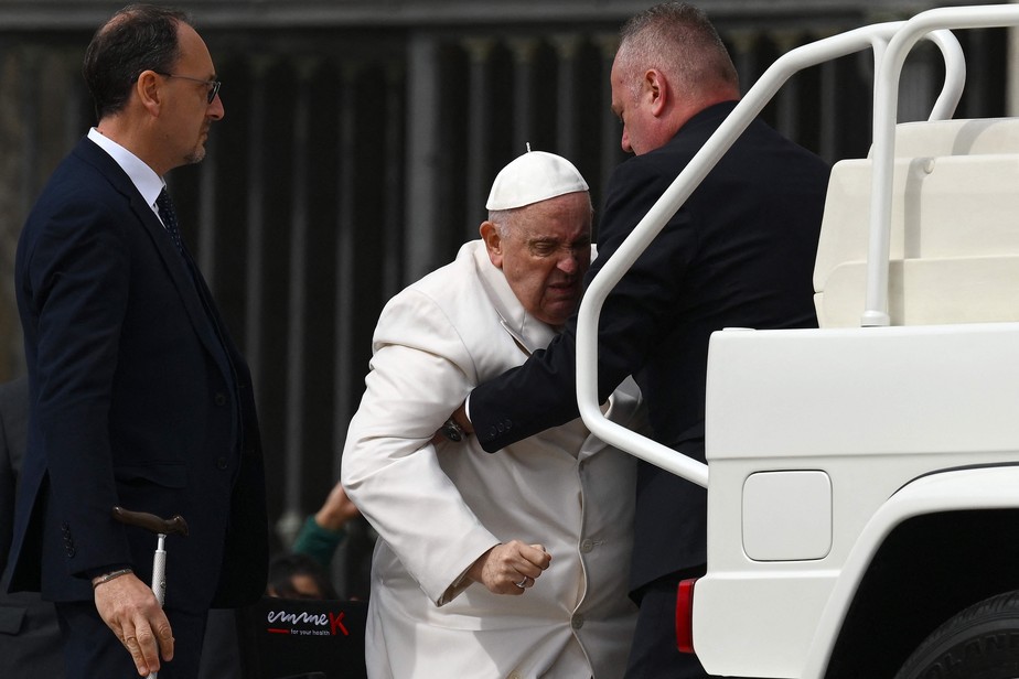 Papa Francisco é ajudado a levantar do papamóvel após audiência geral semanal na praça de São Pedro, no Vaticano