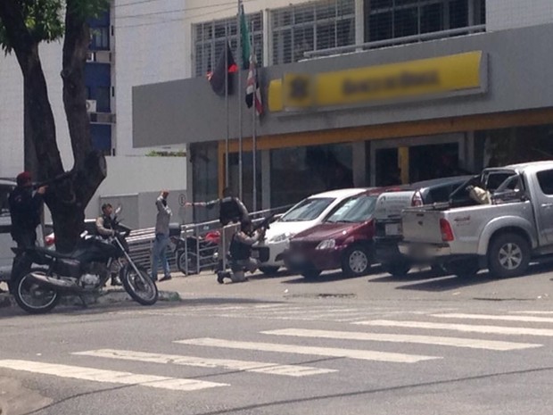 Quatro homens invadiram agência bancária próximo a shopping no Tambiá, em João Pessoa (Foto: Anderson Silva/G1)