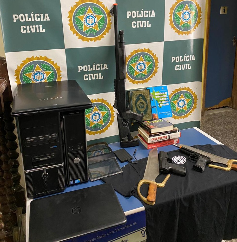 Material apreendido durante operação para prender suspeito de ataque ao Porta dos Fundos — Foto: Divulgação