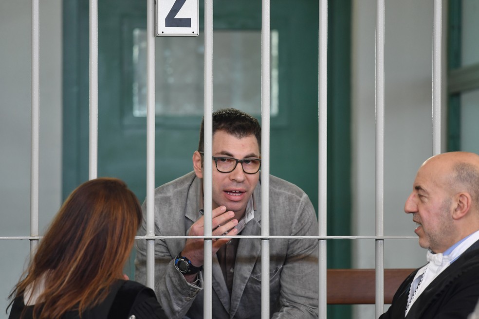 Valentino Talluto, condenado por infectar 32 mulheres e um bebê com o vírus HIV, durante o seu julgamento em uma prisão em Roma, na Itália (Foto: Tiziana Fabi/AFP)