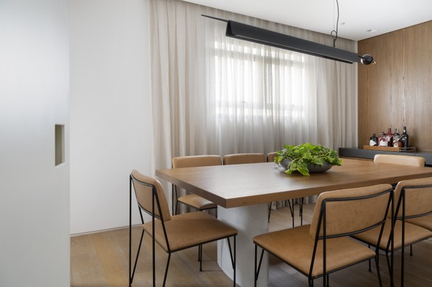 Madeira e design assinado renovam apartamento (Foto: divulgação)
