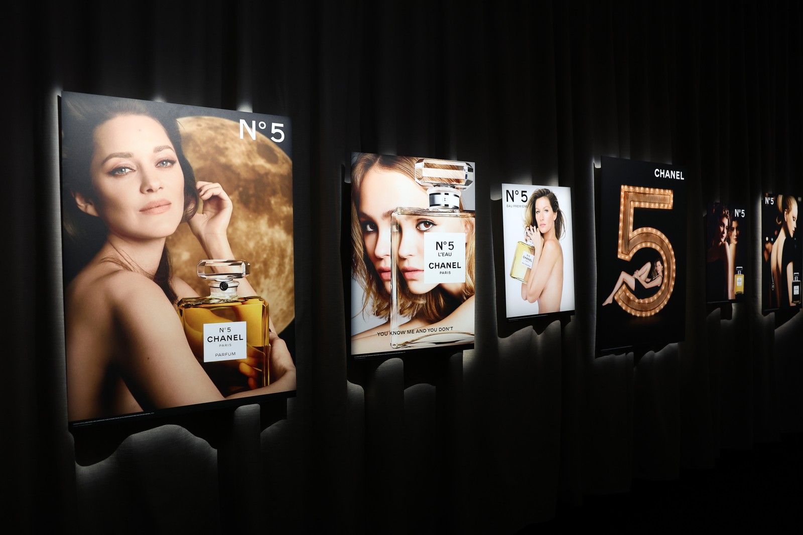 Por dentro da exposição Le Grand Numéro de Chanel — Foto: Divulgação