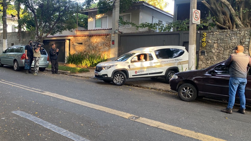 Carro do serviço funerário na casa de Gal Costa, nos Jardins — Foto: TV Globo