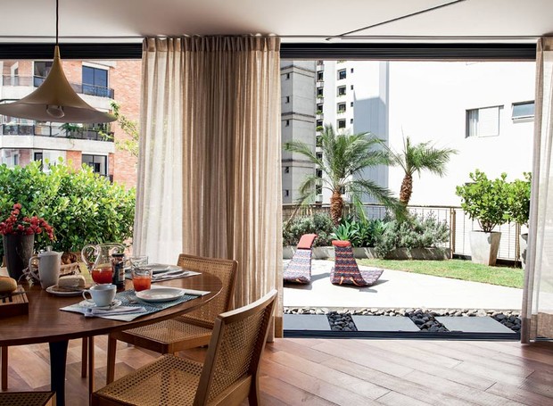 mesa-de-jantar-cadeira-cortina-jardim-cobertura-piso-madeira-pendente-jardim (Foto:  Marco Antonio/Editora Globo)