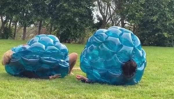As atrizes Sarah Michelle Gellar e Shannen Doherty brincando com bolhas infláveis (Foto: Instagram)