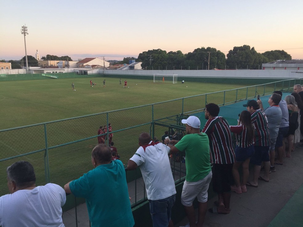 Torcedores acompanham treino do Fluminense em Cuiabá — Foto: Thiago Lima
