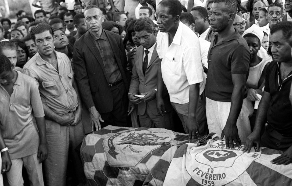 O cantor Jamelão (camisa branca) com outros membros da Mangueira, junto ao caixão de Nair Pequena, no enterro, em 11 de fevereiro de 1970