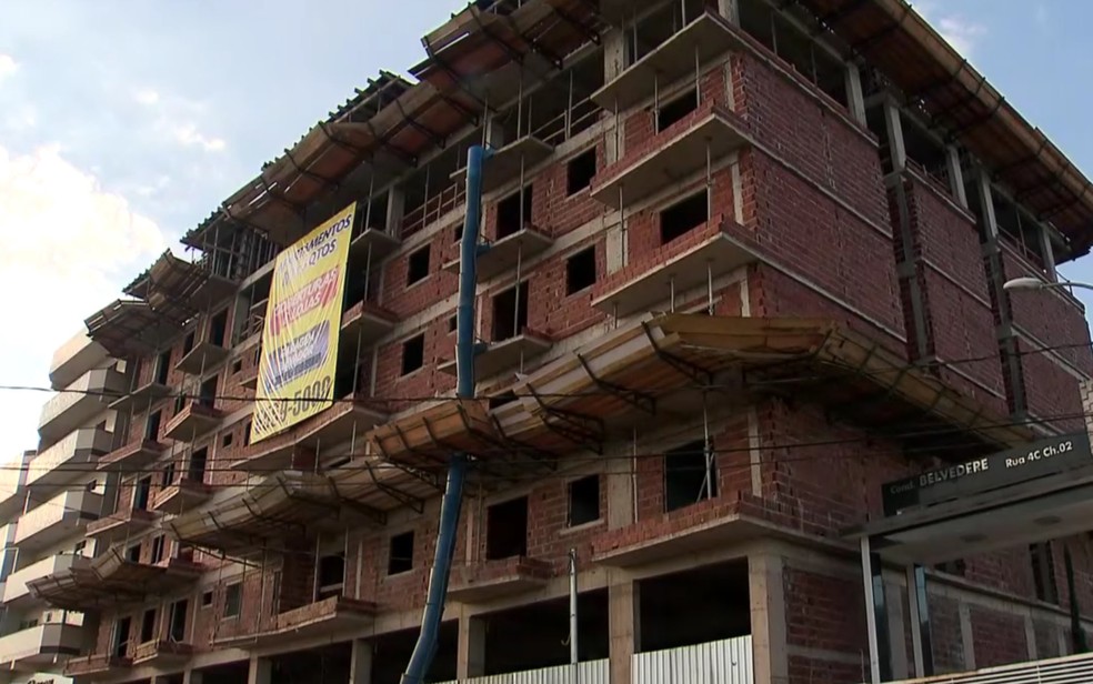 Prédio de seis andares que foi considerado irregular pela Agefis (Foto: TV Globo/Reprodução)