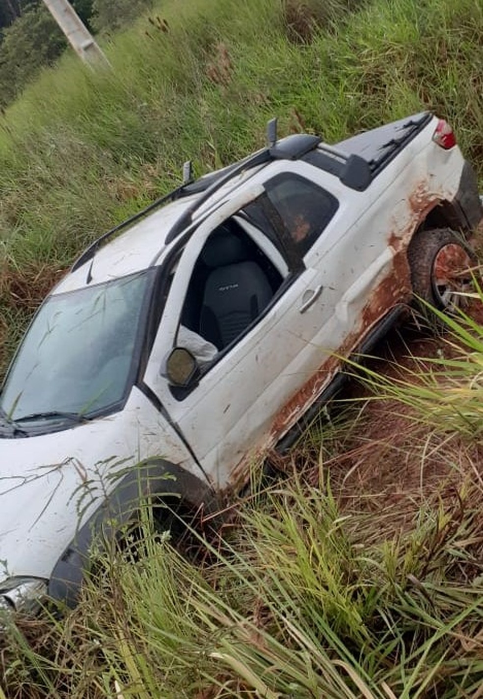 Jovem morreu ao capotar picape após tentar desviar de cachorro em rodovia de Mato Grosso — Foto: Divulgação
