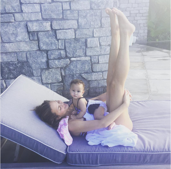 A modelo Chrissy Teigen com a filha (Foto: Instagram)