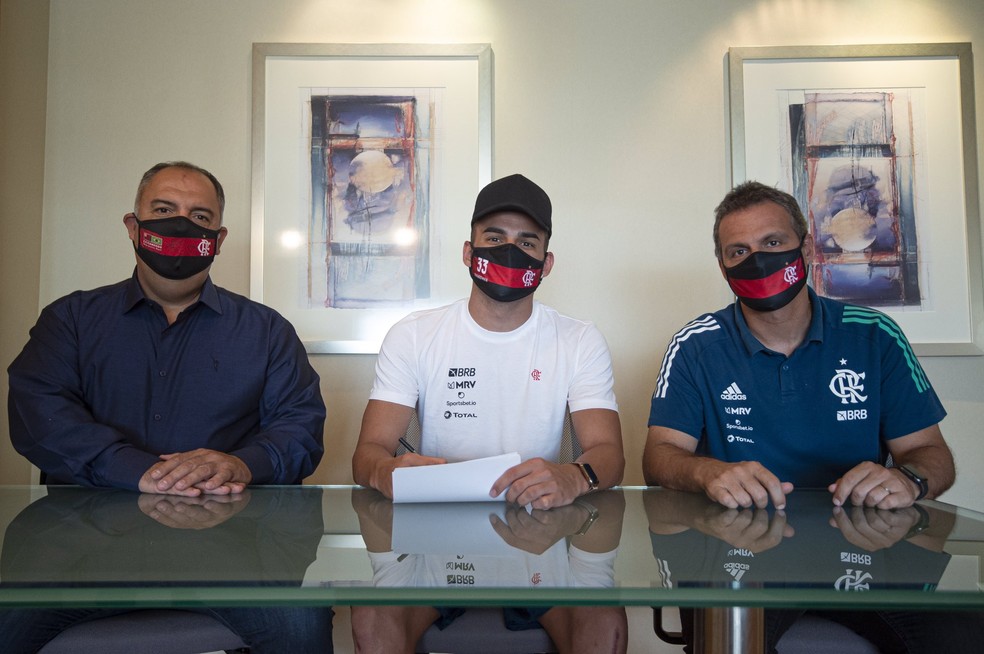 Thiago Maia entre Marcos Braz e Bruno Spindel, dirigentes do Flamengo — Foto: Alexandre Vidal/Flamengo