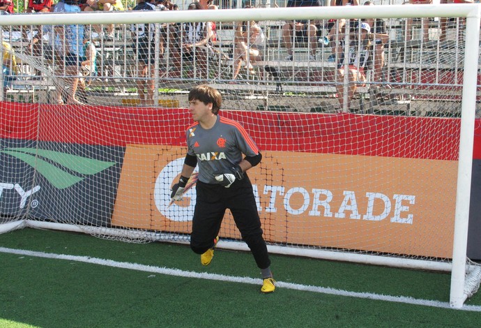 Atrasado por causa de prova, goleiro do Fla se destaca em título no Fut 7