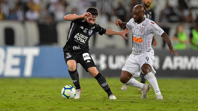 João Paulo disputa lance com Vagner Love