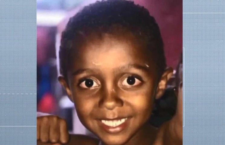 Bombeiros encerram buscas por menino de 5 anos que desapareceu no mar em Linhares, ES