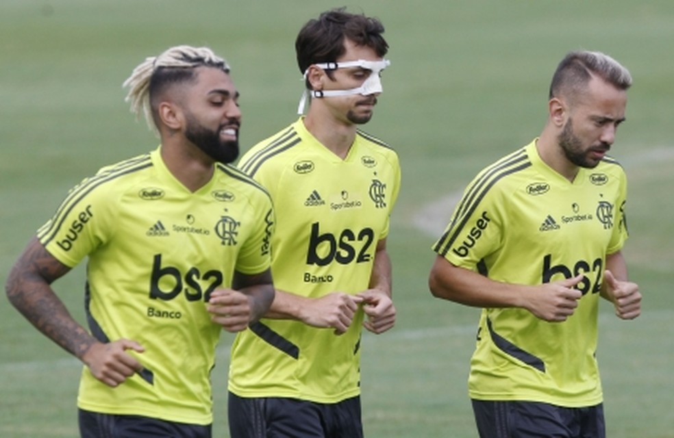 Rodrigo Caio treinou com m&aacute;scara para proteger o nariz &mdash; Foto: Paulo S&eacute;rgio/Fvimagem.com 