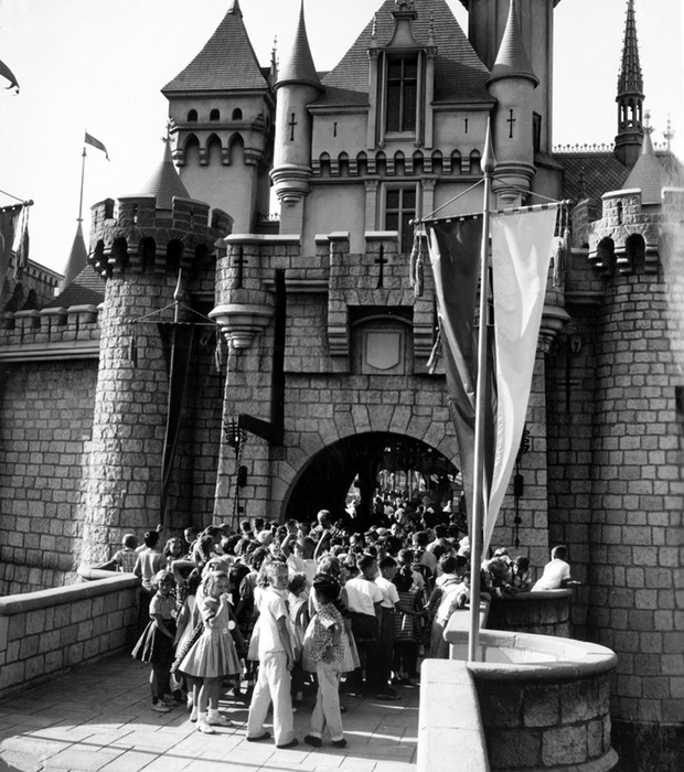 Visitantes formam fila para entrar na Disneylândia, na Califórnia, parque inaugurado em 17 de julho de 1955 (Foto: USC Regional Historical Photo Collection)