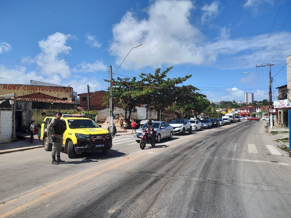 Trânsito fica lento no Dique Estrada durante protesto de moradores  — Foto: Erik Maia/g1