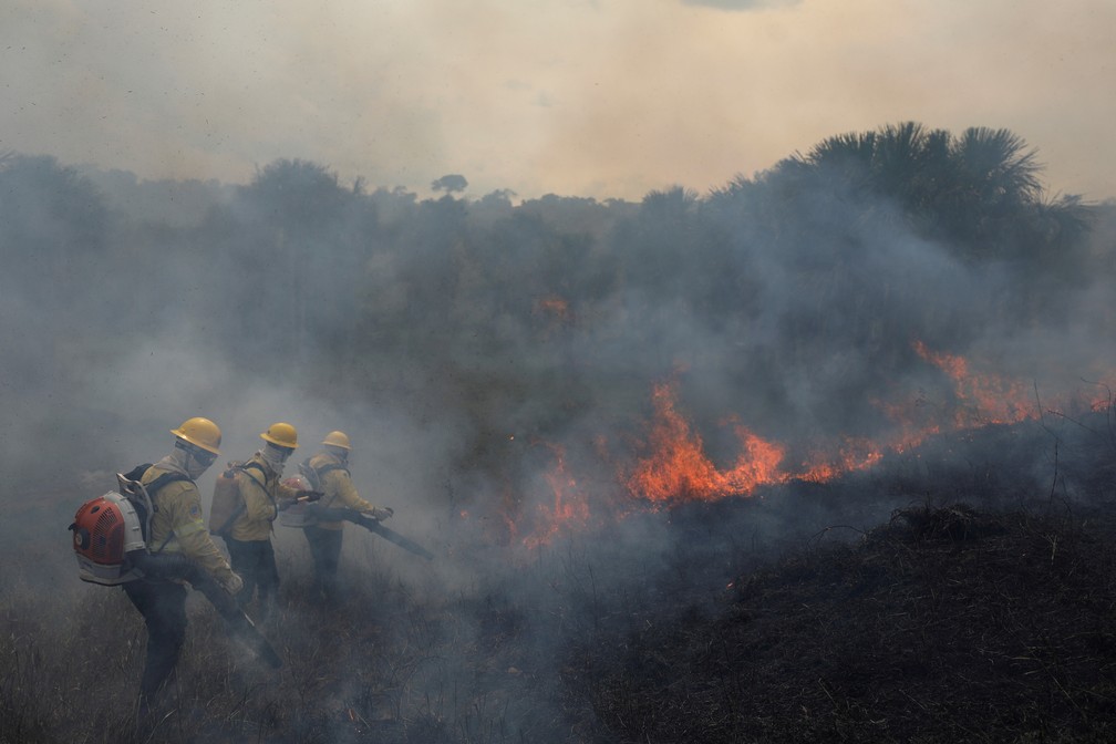 Brigadistas do Ibama tentam controlar fotos de queimada durante incêndio em área da Floresta Amazônica em Apuí, no estado do Amazonas (foto de setembro de 2021). — Foto: REUTERS/Bruno Kelly/File Photo/File Photo/File Photo