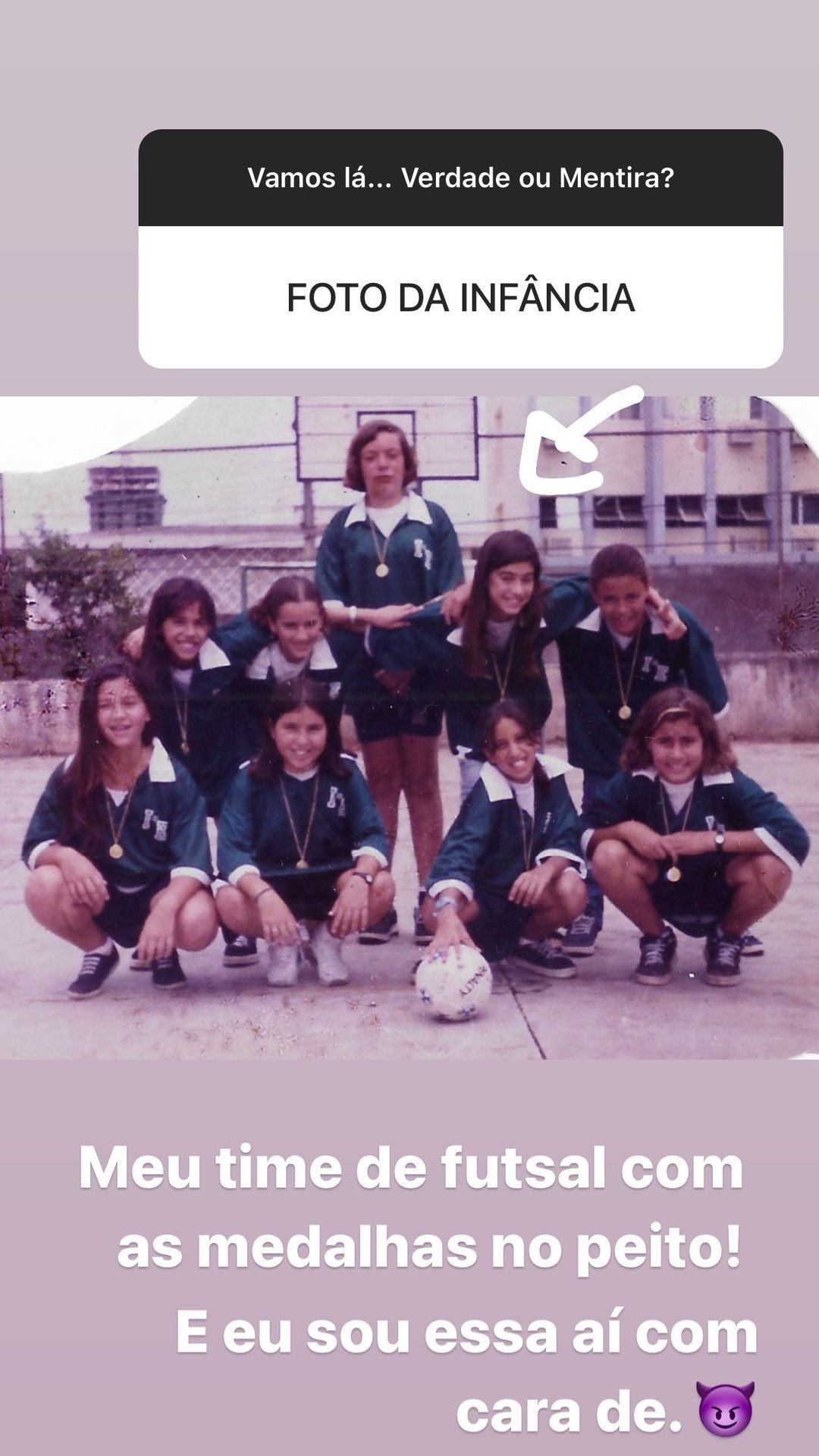 Thaila Ayala com o time de futsal (Foto: Reprodução/Instagram)