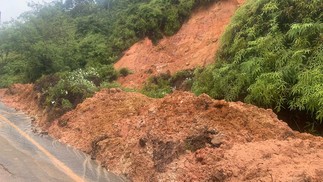 Em Guarujá, houve deslizamento de barreira no Morro do Sorocotuba — Foto: Addriana Cutino