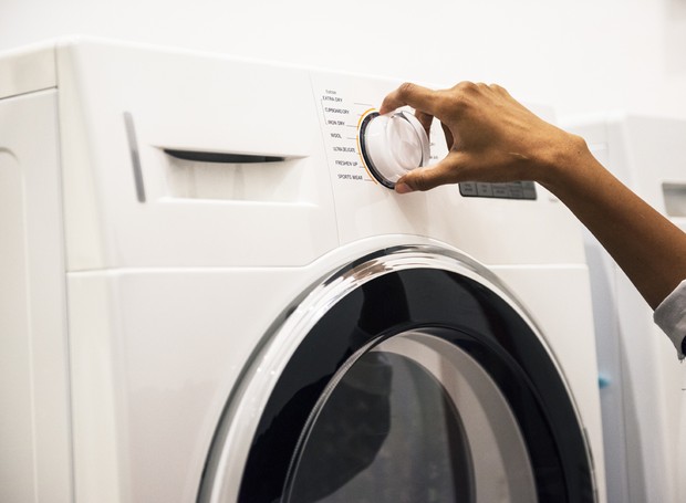 Para lavar edredons, basta colocar no ciclo "roupa de cama". Caso a máquina não tenha a função, opte pela "lavagem norma" (Foto: Freepik / CreativeCommons)