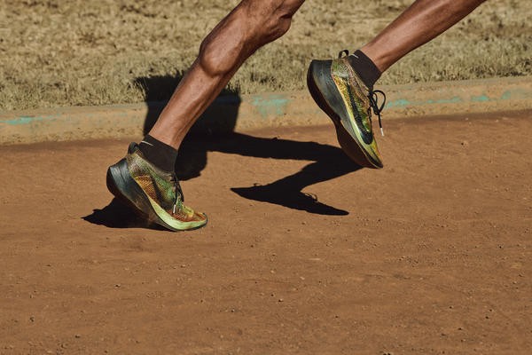 O queniano  Eliud Kipchoge testa o novo Nike Flyprint