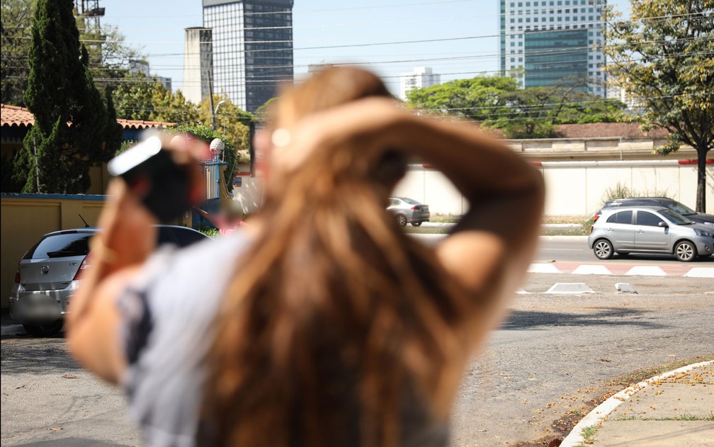 'E eu quero que a sociedade veja a gente com respeito. Porque a gente não tá aqui porque a gente quer. A gente precisa estar aqui', diz travesti (Foto: Fábio Tito/G1)