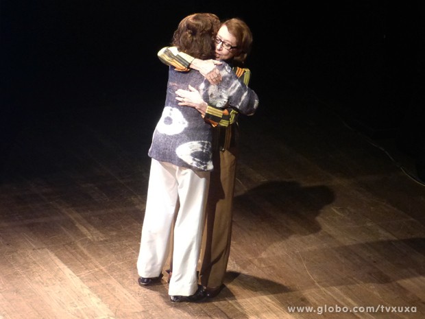 Marieta Severo e Fernanda Montenegro se abraçam no palco do teatro (Foto: TV Xuxa / TV Globo)