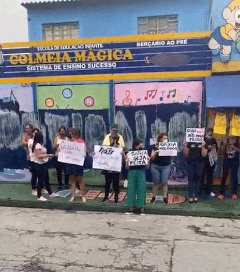 Pais de alunos protestaram na frente da Colmeia Mágica nesta terça (15) na Zona Leste de São Paulo — Foto: Reprodução/Redes sociais