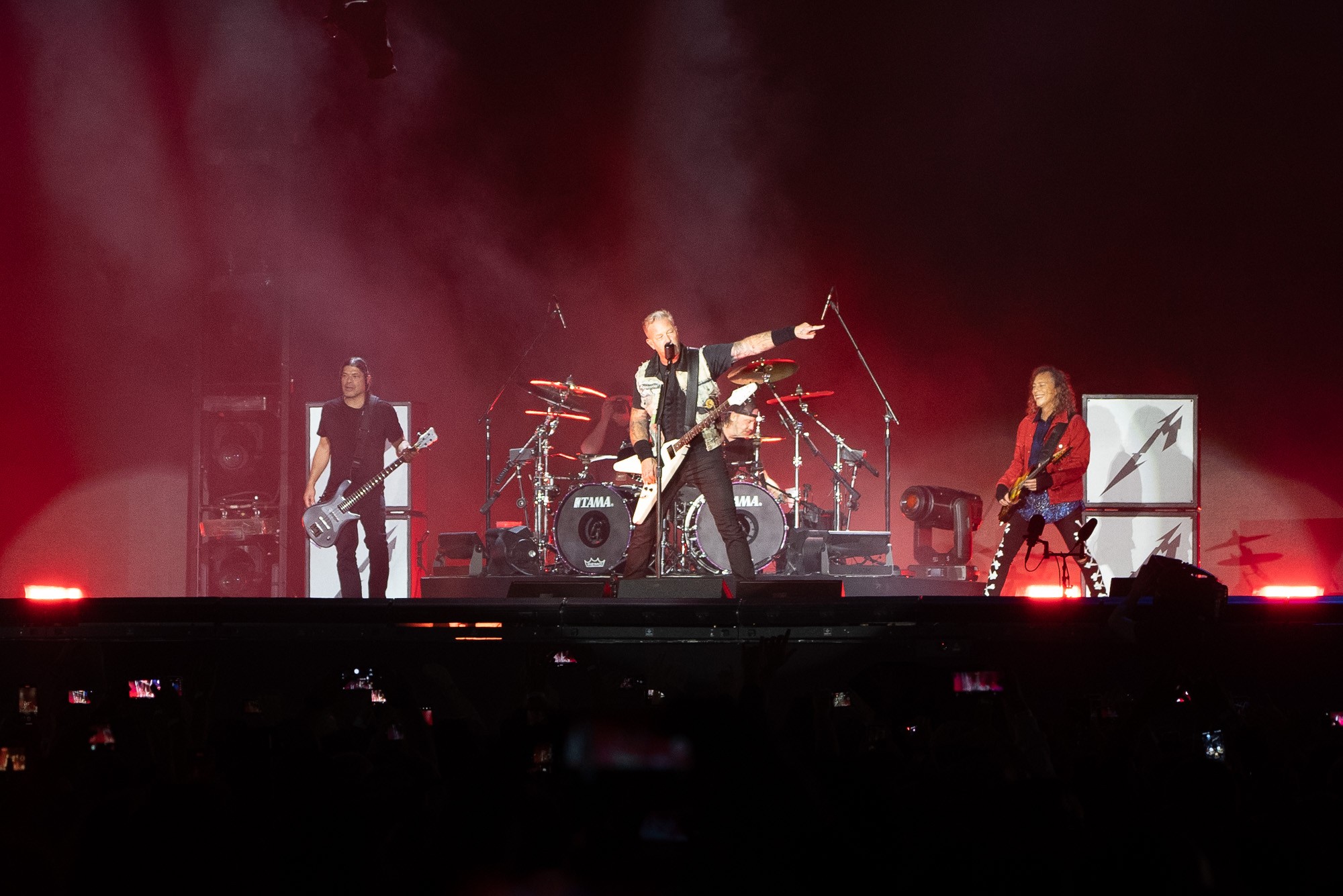 Metallica faz show poderoso para 70 mil em SP e vocalista brinca com parto de fã em Curitiba