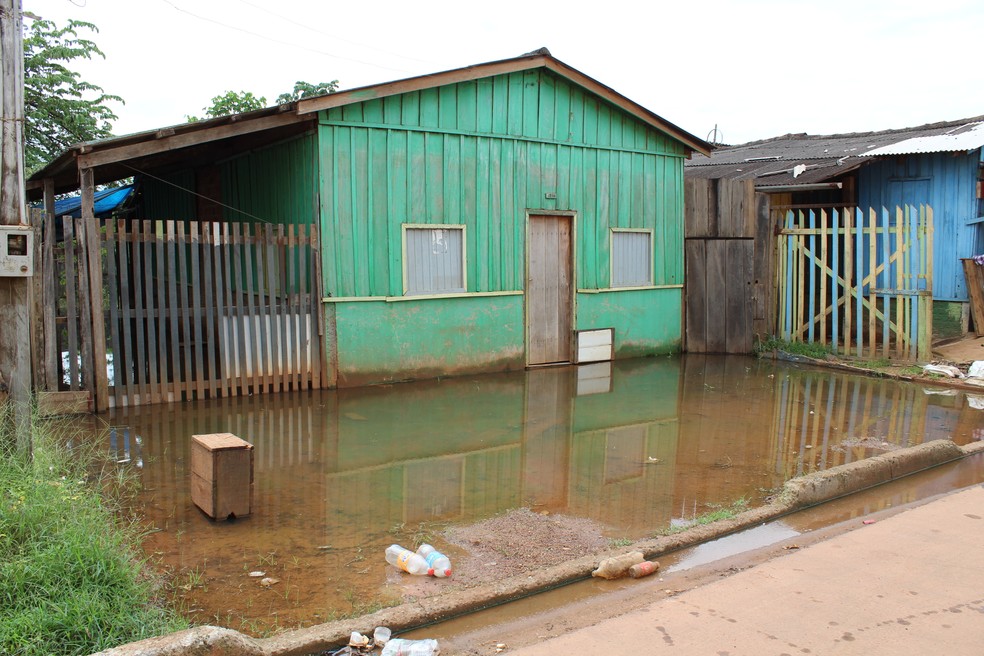 Água já invadiu várias residências no Bairro Triângulo, mas alguns moradores não querer sair do local onde moram (Foto: Júnior Freitas / G1 RO )