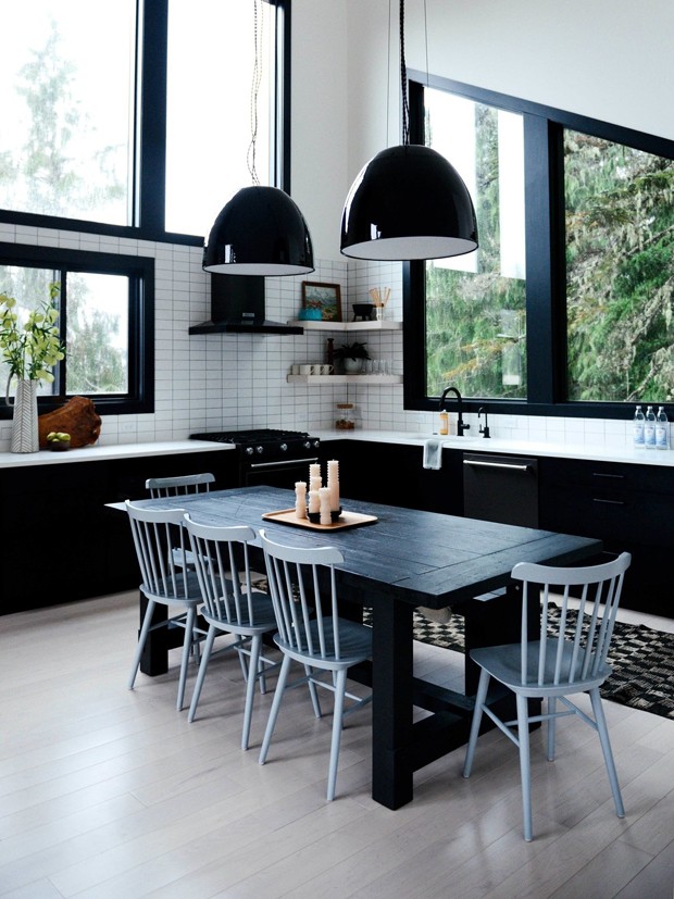 Décor do dia: sala de jantar integrada com cozinha em preto e branco (Foto: Mikola Accuardi/Case Work)