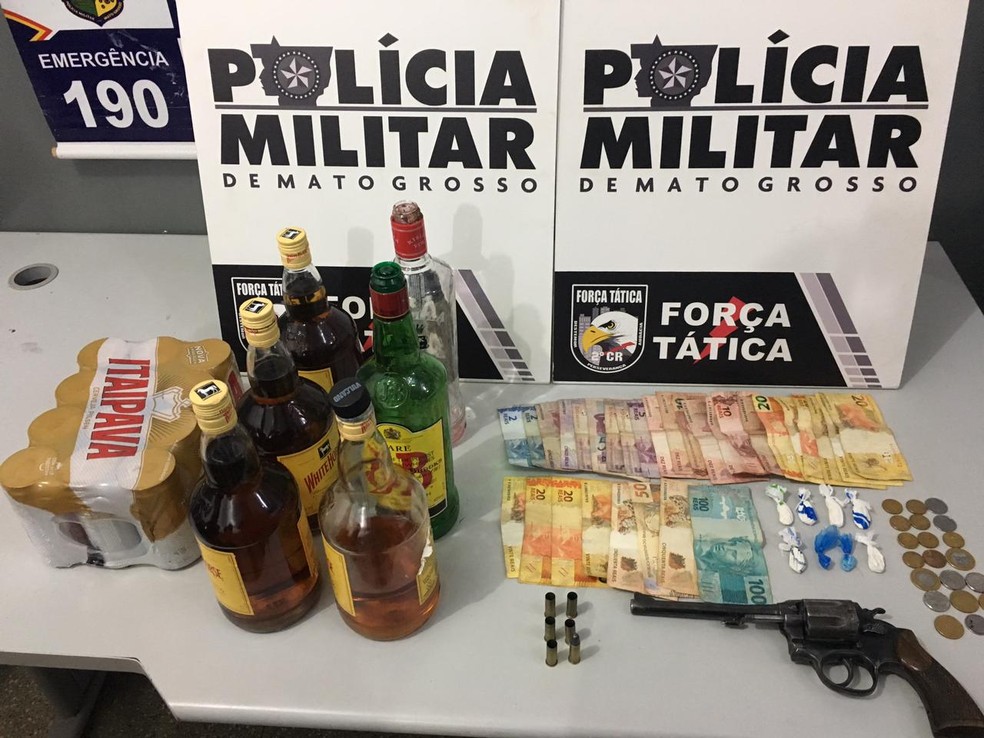Arma, droga e bebidas apreendidas na festa organizada pela facÃ§Ã£o criminosa em VÃ¡rzea Grande (Foto: PolÃ­cia Militar de MT)