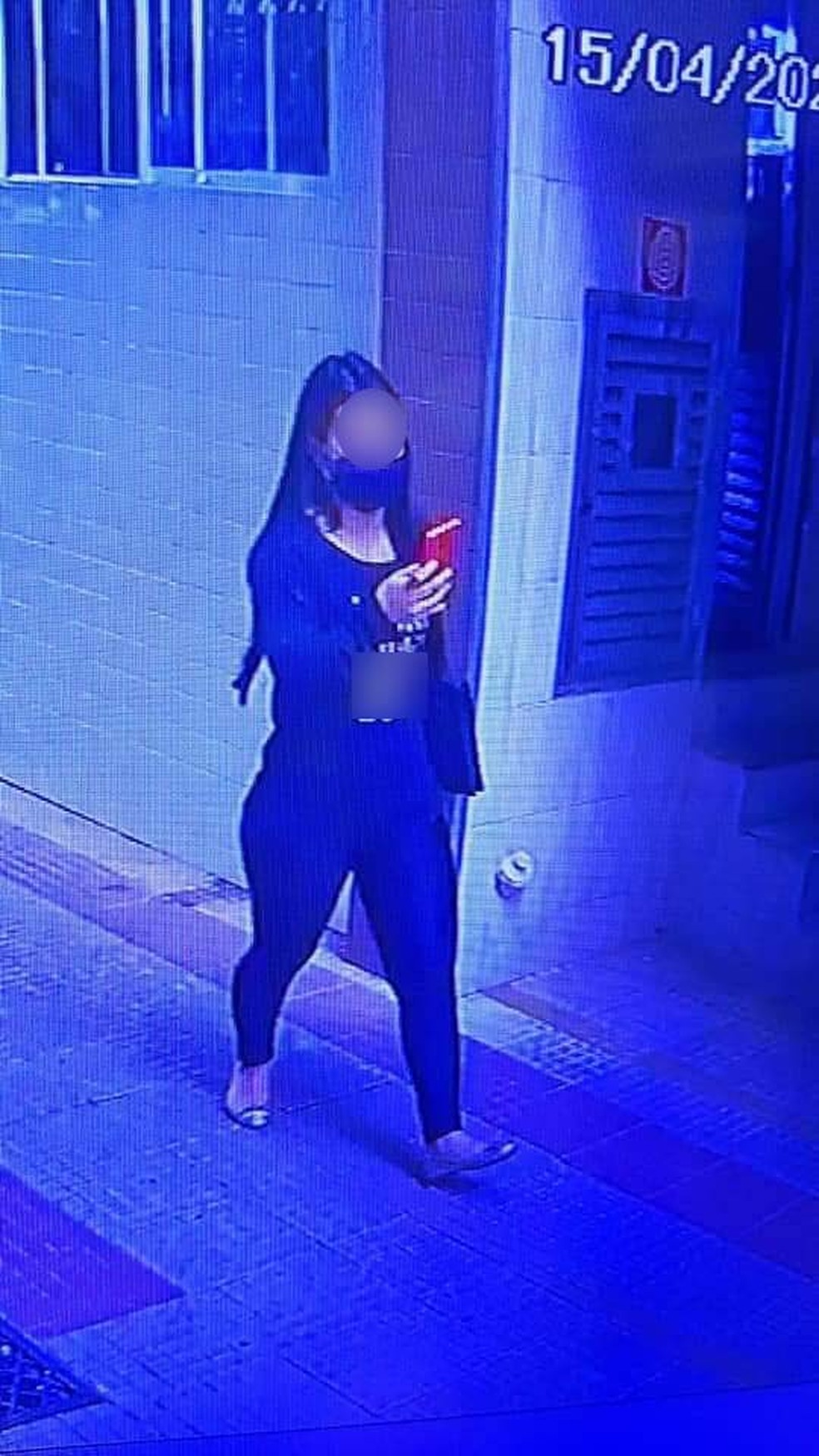 Câmeras de monitoramento flagraram mulher em prédio de idosa em Santos, SP — Foto: Reprodução