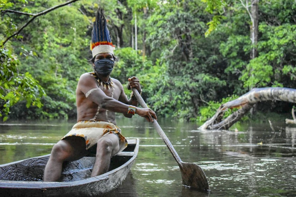 Indígena Huitoto navega em rio na região de fronteira do Amazonas com a Colômbia — Foto: Tatiana de Nevó / AFP