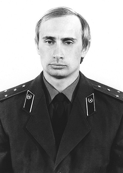 Vladimir Putin quando ainda agente da KGB, o serviço secreto da União Soviética comunista (Foto: Arquivo pessoal de Vladimir Putin/Kremlin)