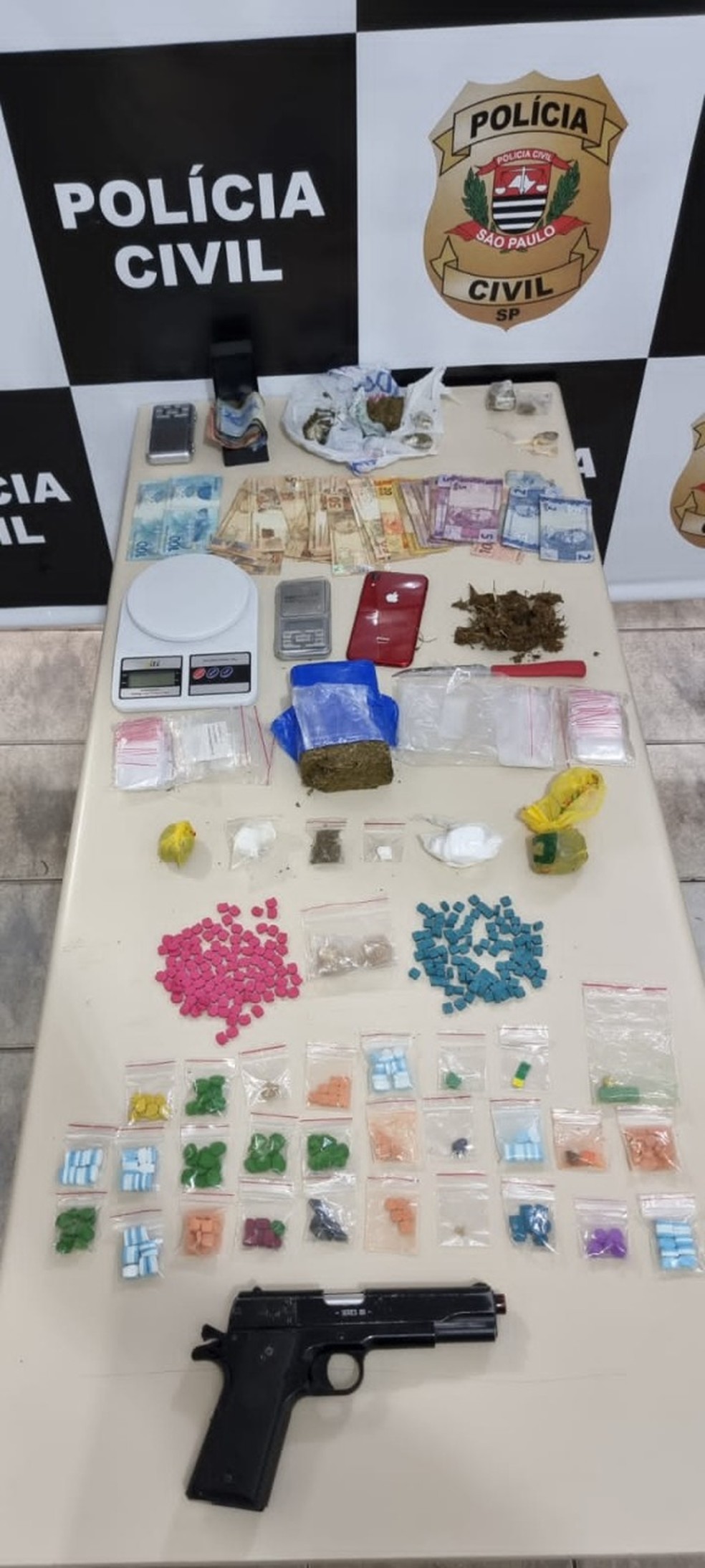 Durante mandados de busca, policiais encontraram drogas nas casas dos suspeitos — Foto: Divulgação/Polícia Civil 