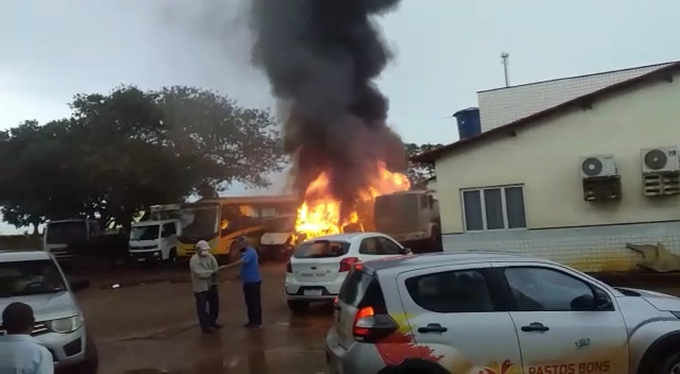incêndio é registrado em garagem da Prefeitura de Pastos Bons — Foto: Divulgação/Redes Sociais