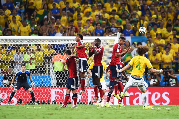 Mal posicionado, ele estava atrás da barreira na hora cobrança, Ospina não conseguiu defender o chute longo de David Luiz  (Foto: Getty images)