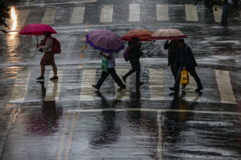 Chuva deixa regiões da cidade de SP em estado de atenção para alagamentos  — Foto: ALLISON SALES/FOTORUA/ESTADÃO CONTEÚDO