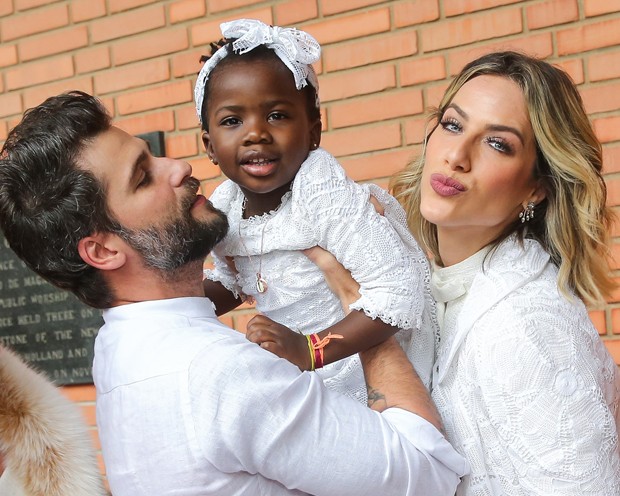 Bruno Gagliass e Giovanna Ewbank batizam Títi em São Paulo (Foto: Manuela Scarpa/Brazil News)