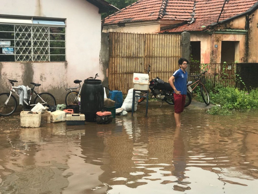 Moradores de Aquidauana (MS) tentam salvar o que podem das águas da chuva (Foto: Alysson Maruyama/TV Morena)
