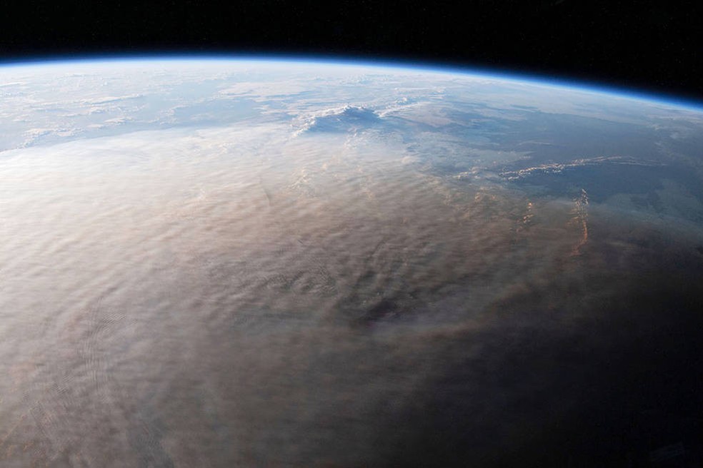 A nuvem de cinzas gerada pela erupção, fotografada no dia seguinte ao evento — Foto: NASA