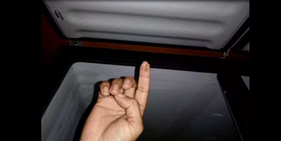 Vereadores encontraram larvas em freezer que fica no depósito (Foto: Reprodução/Rede Amazônica)