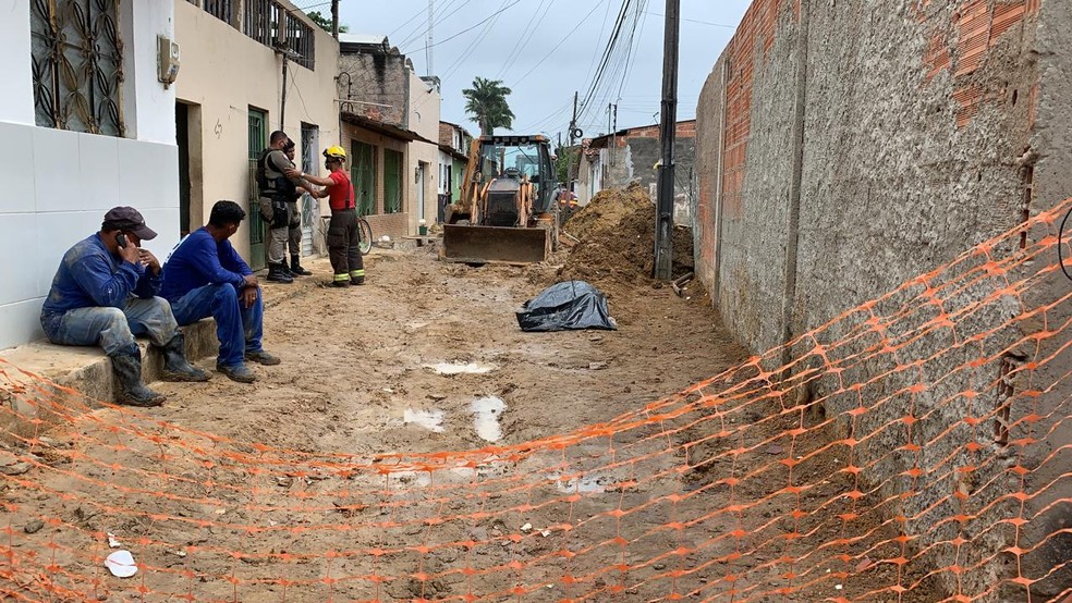 Corpo de Bombeiros e Polícia Militar foram acionados para o local do acidente — Foto: Pedro Ferro/TV Gazeta
