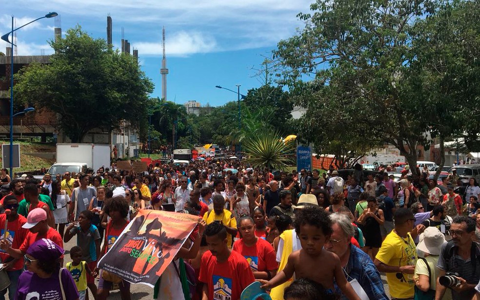 Protesto ocorreu na Universidade Federal da Bahia, em Salvador (Foto: Ivis Barbosa/G1)