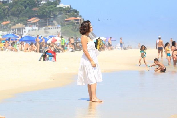 Vanessa Giácomo curte praia com os filhos no Rio (Foto: Fabricio Pioyani/ AgNews)