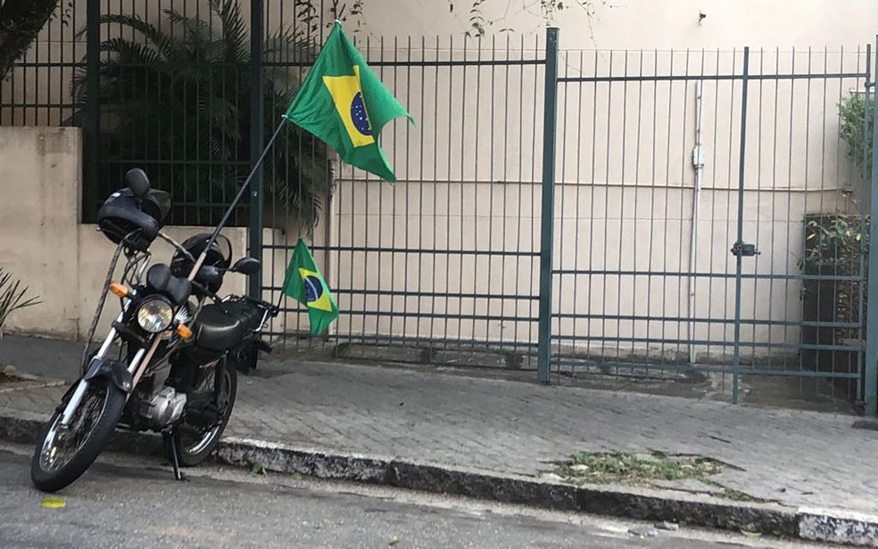 Moto com bandeiras estacionada em rua da capital paulista (Foto: Kleber Tomaz/G1)