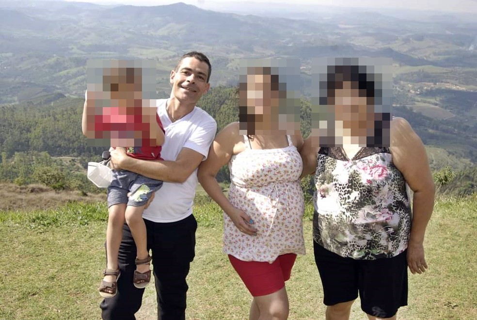 Voluntário mineiro com a família em Poços de Caldas: mãe não aprova decisão — Foto: Arquivo Pessoal